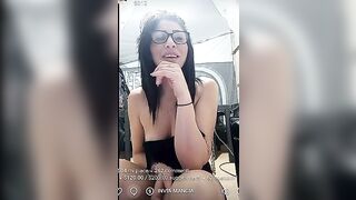 Brunetta napoletana esibizionista in diretta