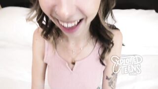 Questa ragazzina magra con una gonna corta succhia un cazzo in POV