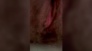 Ancora la fica pelosa di mia moglie mentre la scopo