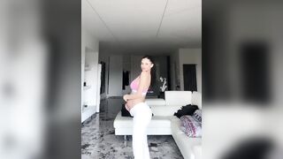 A pancia scoperta incinta su tiktok