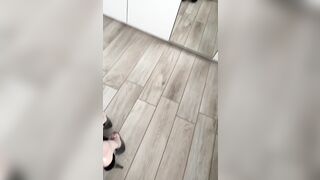 Biondina zoccola si fa un selfie con la giarrettiera