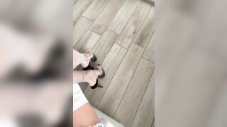 Biondina zoccola si fa un selfie con la giarrettiera