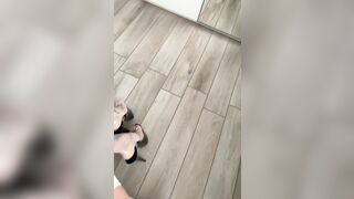 Biondina zoccola si fa un selfie con la giarrettiera