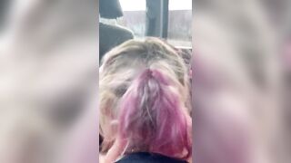 Puttanella succhia profondamente in auto