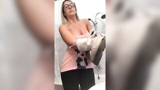 Bionda si masturba in bagno