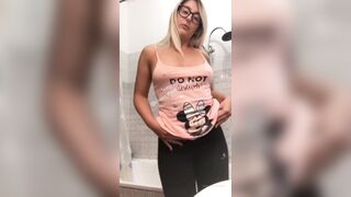 Bionda si masturba in bagno