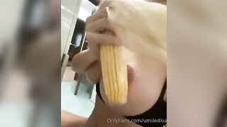 Bionda tettona fa la zozza con una pannocchia