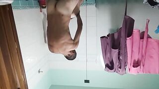 Sveltina in bagno con la MILF zoccola