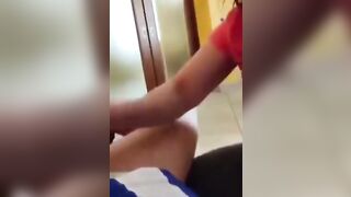 Ragazza romana sega il cazzo e beve sborra