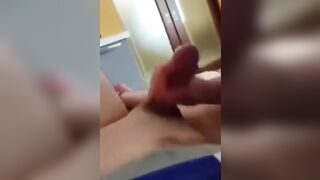Ragazza romana sega il cazzo e beve sborra