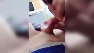 Ragazza romana sega il cazzo e beve sborra