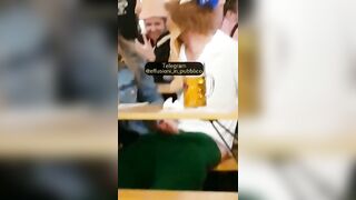 Gli fa una sega all'Oktoberfest