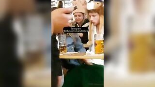 Gli fa una sega all'Oktoberfest