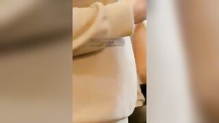 Gli fa una sega all'Oktoberfest