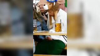 Gli fa una sega all'Oktoberfest
