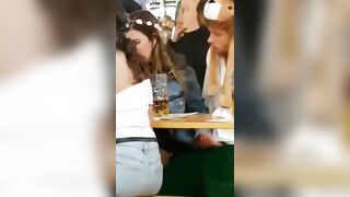 Gli fa una sega all'Oktoberfest