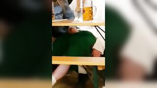 Gli fa una sega all'Oktoberfest