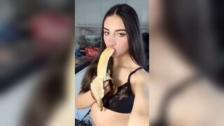 La mia compagna di università mi manda sto video