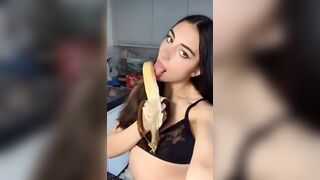 La mia compagna di università mi manda sto video