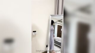 Ragazza con tette enormi si spoglia in diretta