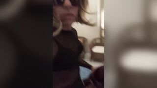 Godo succhiando il cazzo ad una trav