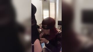 Godo succhiando il cazzo ad una trav