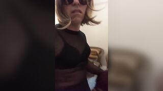 Godo succhiando il cazzo ad una trav