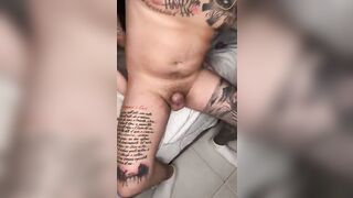 Pompino in diretta con il bull tatuato