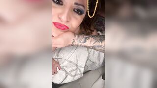 Pompino in diretta con il bull tatuato