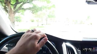 Giovane e bella puttanella alla fermata del bus