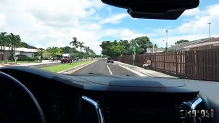 Giovane e bella puttanella alla fermata del bus