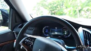 Giovane e bella puttanella alla fermata del bus