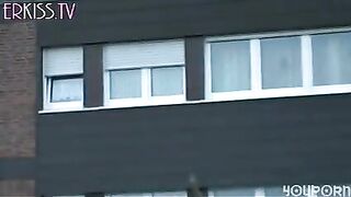 Due giovani puttanelle scopate in un bordello