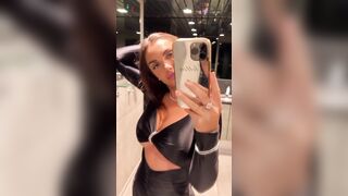 Selfie nel bagno della disco