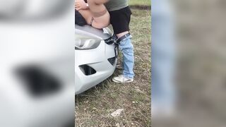 NAPOLETANA scopata sul cofano dell'auto