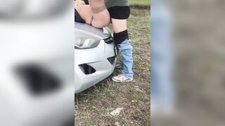 NAPOLETANA scopata sul cofano dell'auto