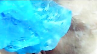 Alla ragazza piace quando la sua vagina viene frustata