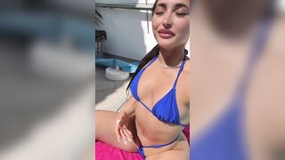 Anteprima del video: Lei LAVORA più di noi quando LE FANNO IL CULO !