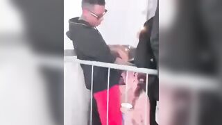 Sgamata a succhiare il cazzo al PR