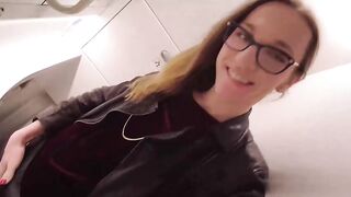 Sissy boy si fa una sega in aereo