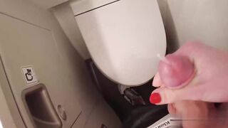 Sissy boy si fa una sega in aereo