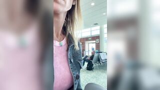 Anteprima del video: Ditalino nel terminal dell'areoporto