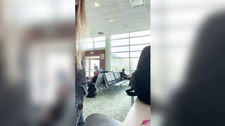 Ditalino nel terminal dell'areoporto