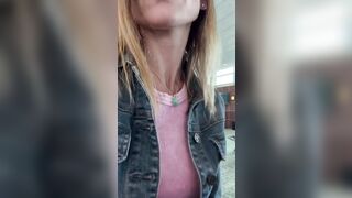 Ditalino nel terminal dell'areoporto