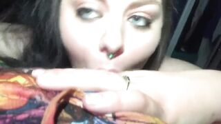 Kinky succhia un piccolo cazzo