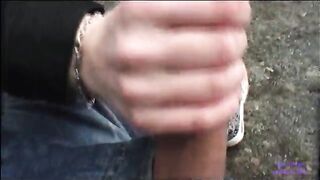 Giovane ragazza scopa succhia e beve