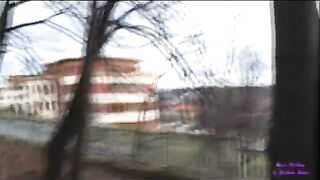 Giovane ragazza scopa succhia e beve