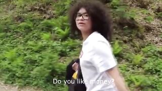 Brunetta ricciolina accetta soldi per scopare