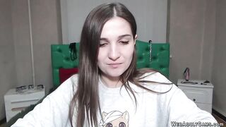 Nuda amatoriale usa il dildo come un cazzo