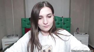 Nuda amatoriale usa il dildo come un cazzo